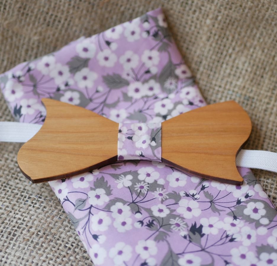 Liberty Mitsi clutch bag met mauve bloemen en houten strikje