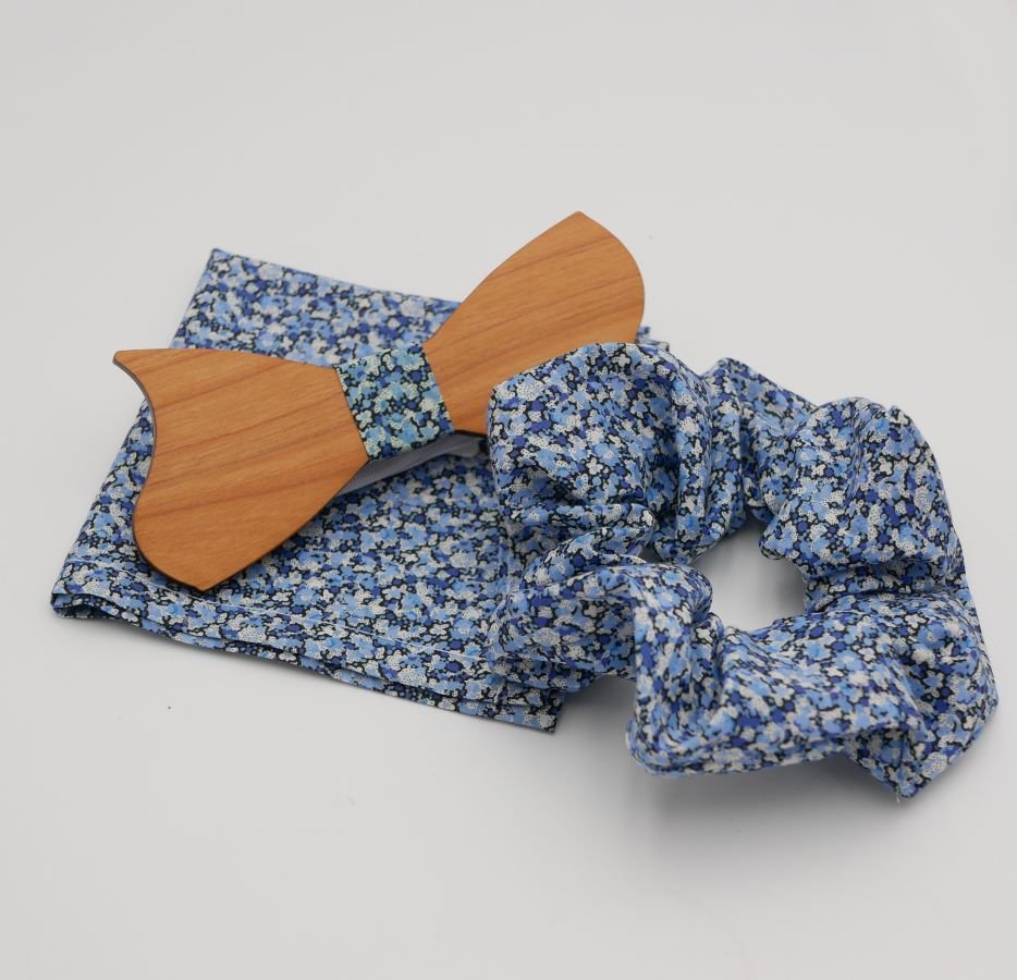 Liberty Pepper Blauw zakje + scrunchie + personaliseerbaar houten strikje