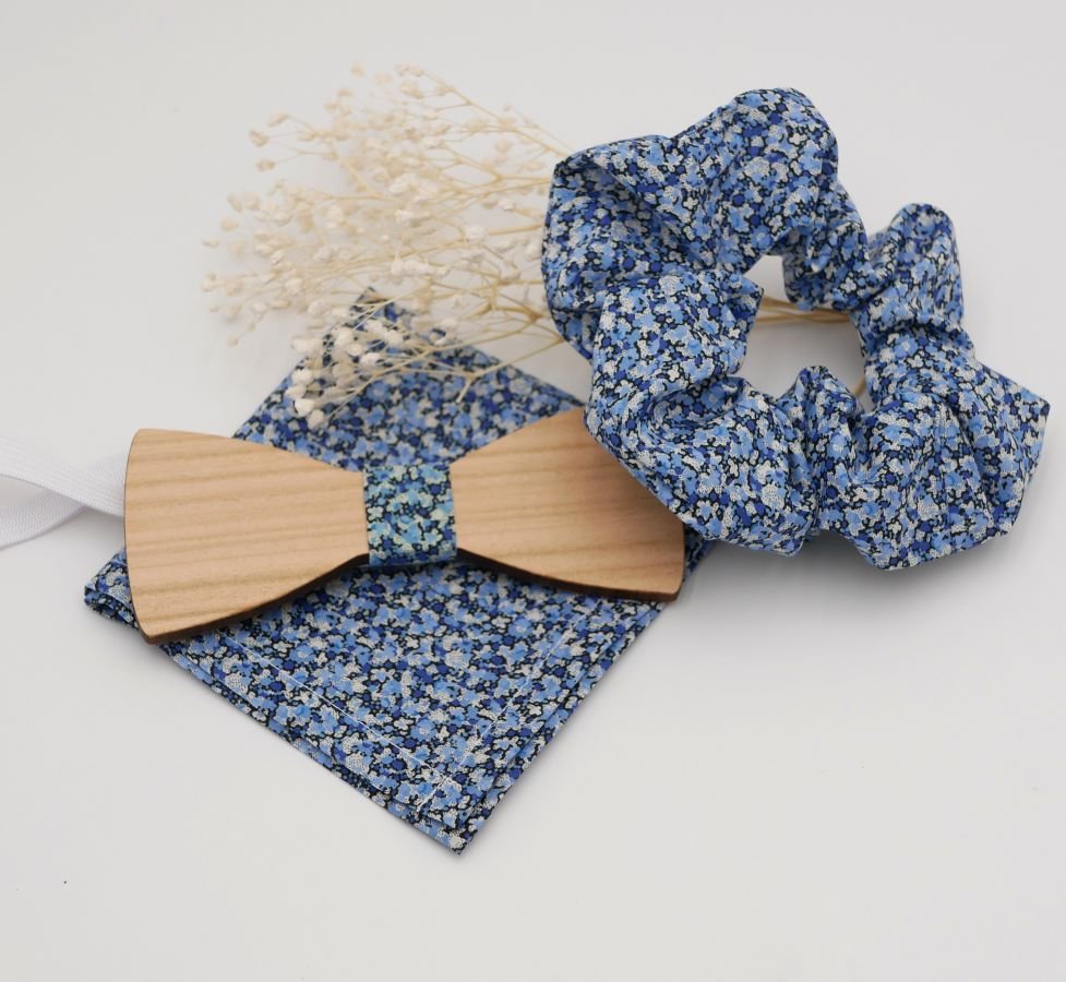 Liberty Pepper Blauw zakje + scrunchie + personaliseerbaar houten strikje