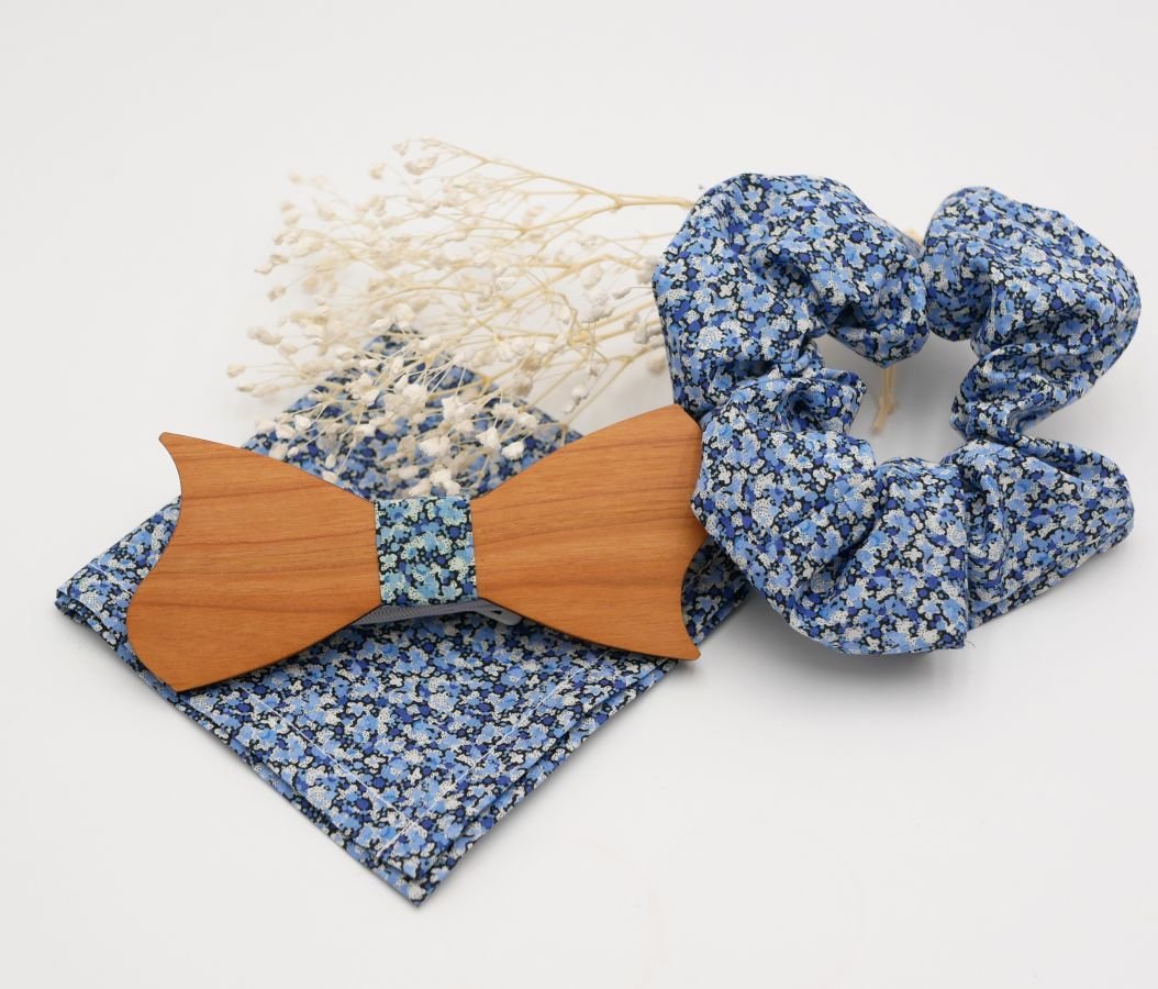 Liberty Pepper Blauw zakje + scrunchie + personaliseerbaar houten strikje