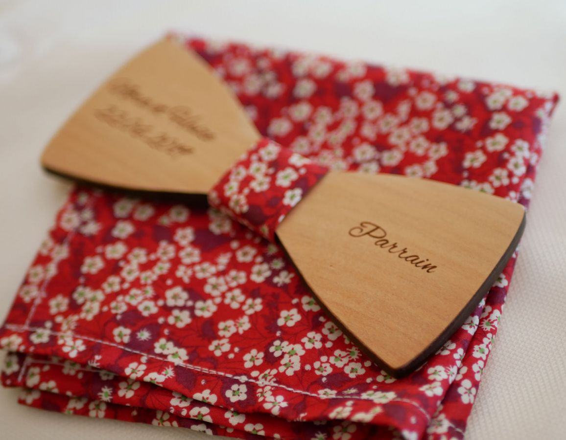 Houten vlinderdas en pakzak in rood Liberty 