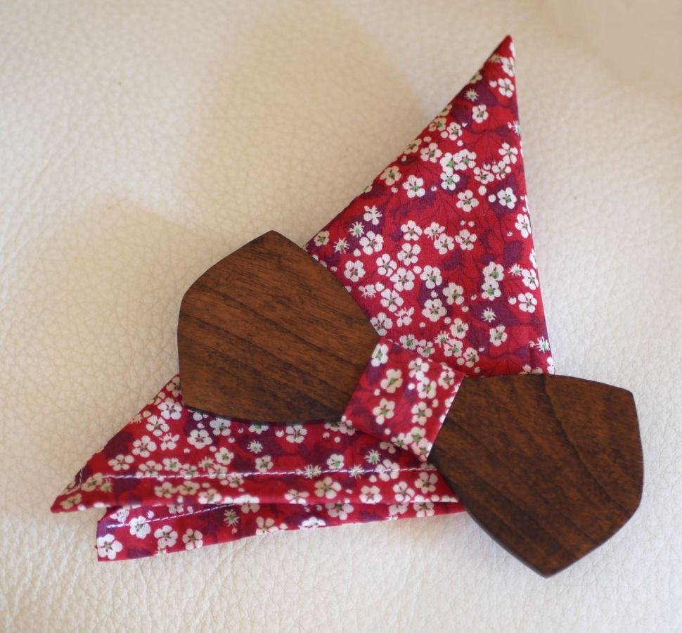 Houten vlinderdas en pakzak in rood Liberty 