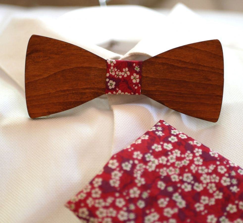 Houten vlinderdas en pakzak in rood Liberty 