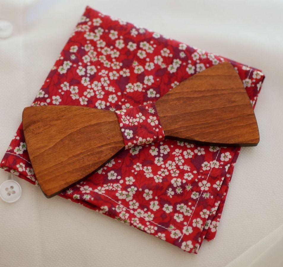 Houten vlinderdas en pakzak in rood Liberty 