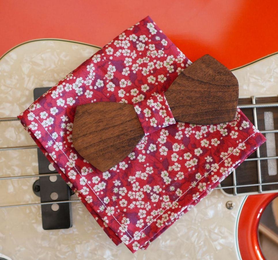 Houten vlinderdas en pakzak in rood Liberty 