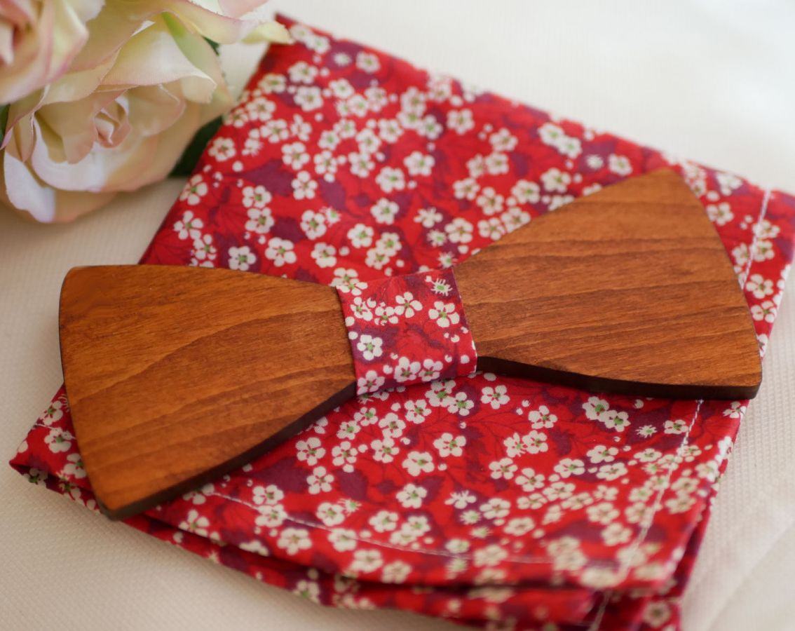 Houten vlinderdas en pakzak in rood Liberty 