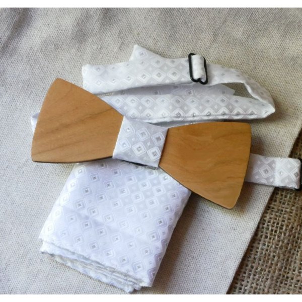 Wit satijnen zakje en houten strik naar keuze