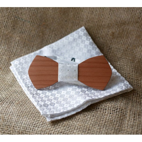 Wit satijnen zakje en houten strik naar keuze