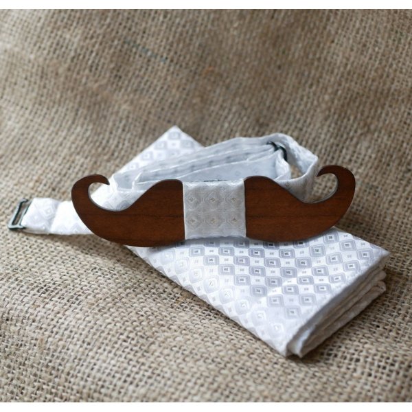 Wit satijnen zakje en houten strik naar keuze