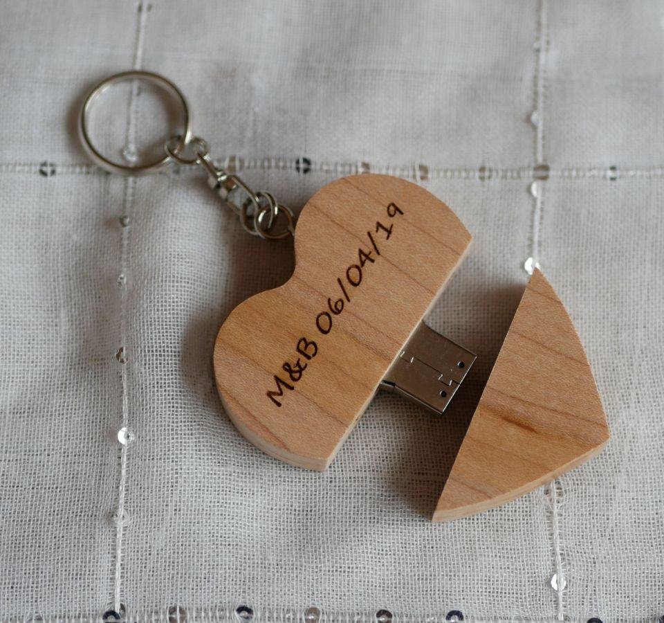 Gegraveerde houten hart USB-sleutelhanger om te personaliseren