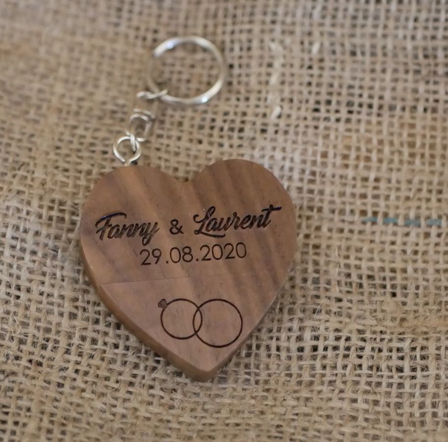 Hartvormige USB-sleutelhanger van donker hout om te personaliseren met een gravure