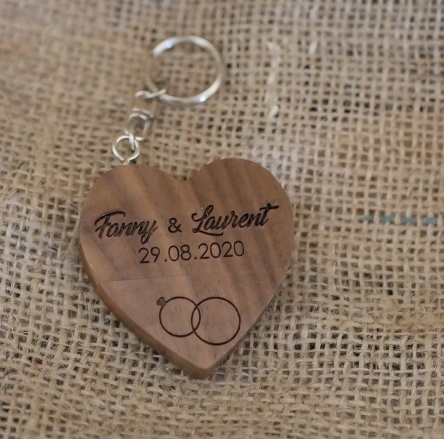 Hartvormige USB-sleutelhanger van donker hout om te personaliseren met een gravure