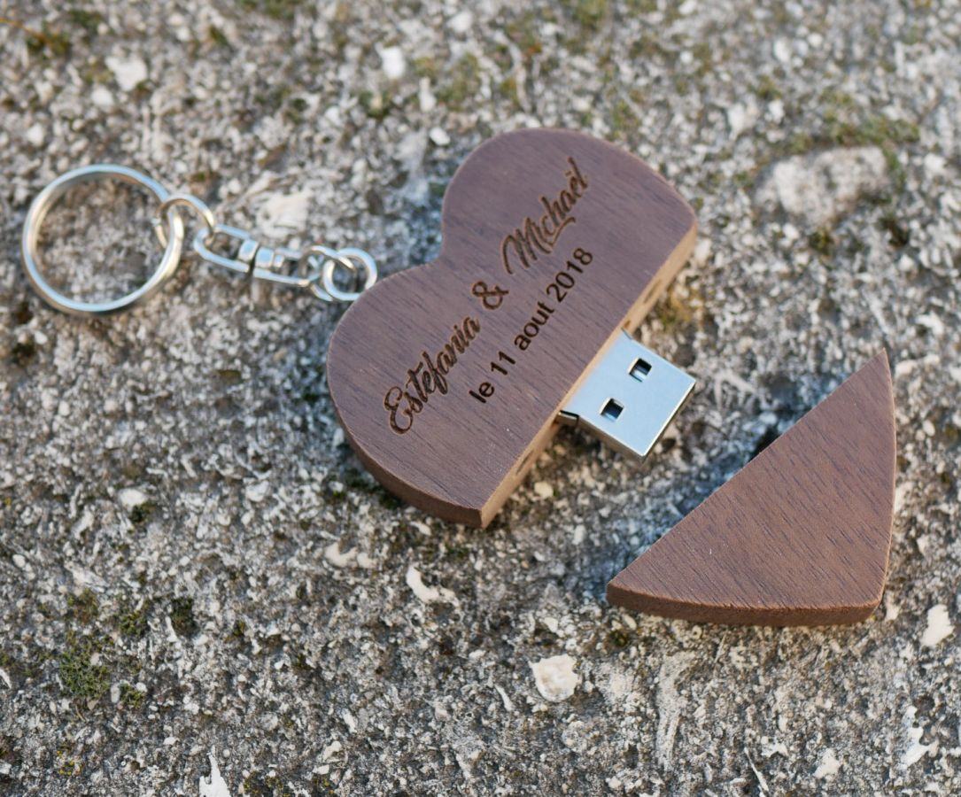 Hartvormige USB-sleutelhanger van donker hout om te personaliseren met een gravure