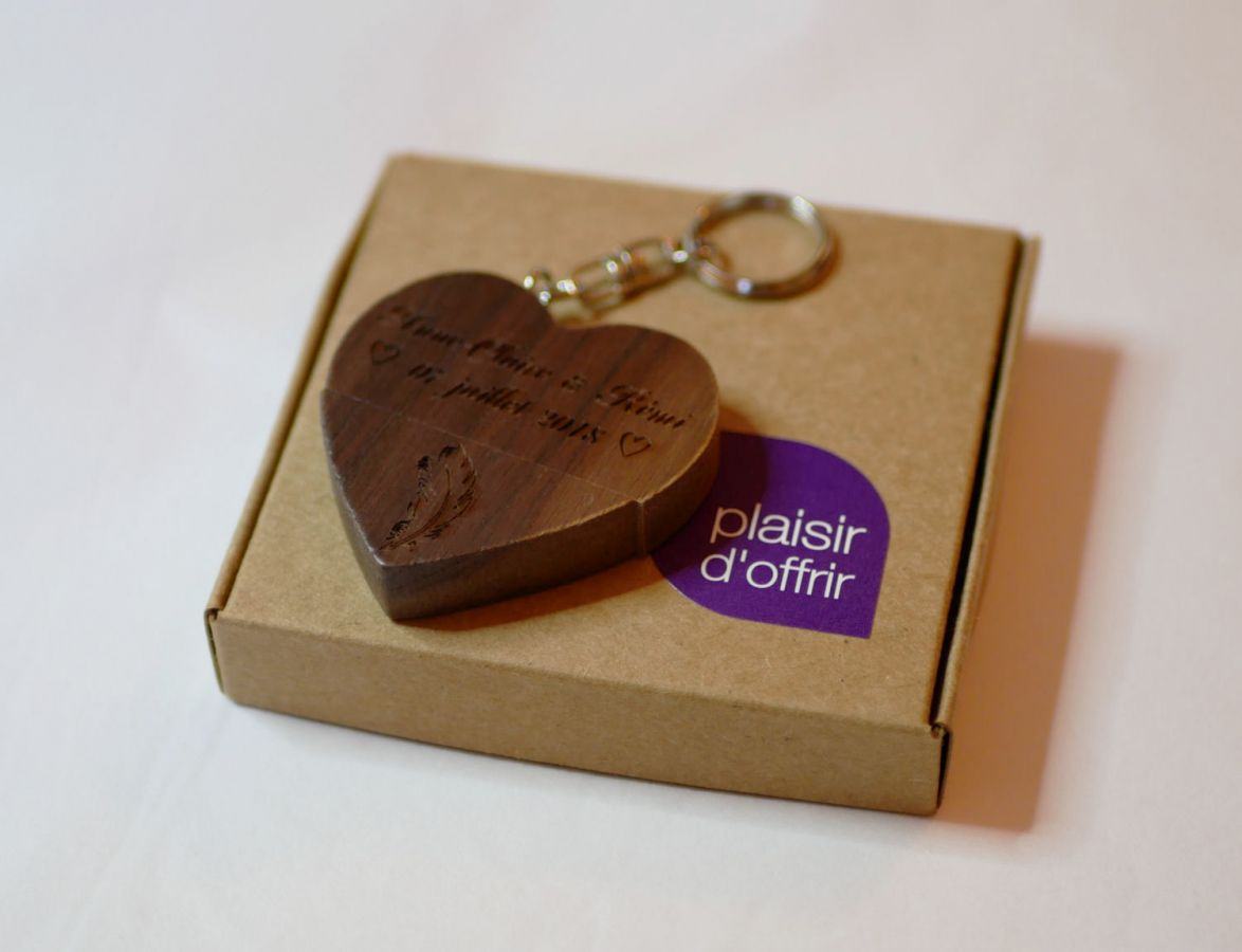 Hartvormige USB-sleutelhanger van donker hout om te personaliseren met een gravure