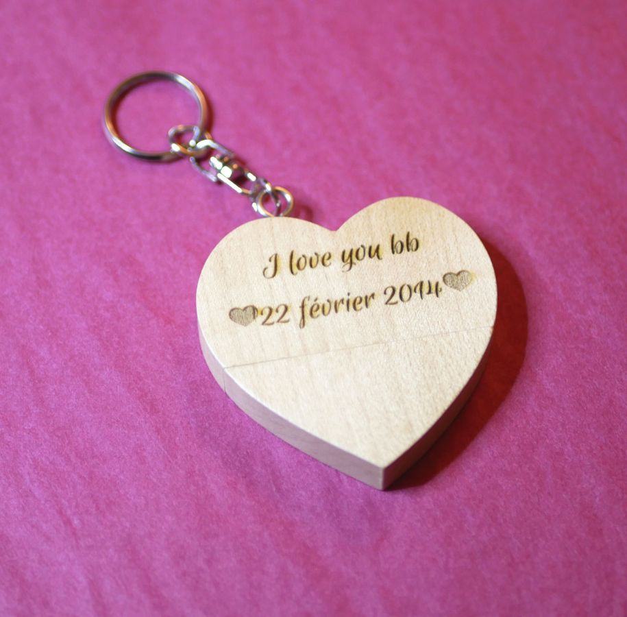 Gegraveerde houten hart USB-sleutelhanger om te personaliseren