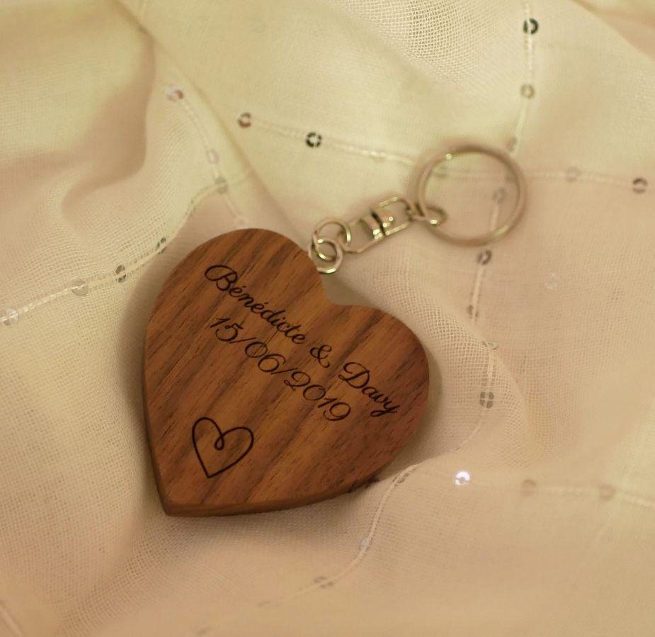 Hartvormige USB-sleutelhanger van donker hout om te personaliseren met een gravure