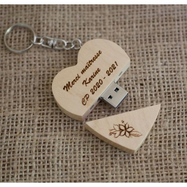 Gegraveerde houten hart USB-sleutelhanger om te personaliseren