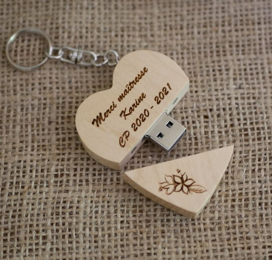 Gegraveerde houten hart USB-sleutelhanger om te personaliseren