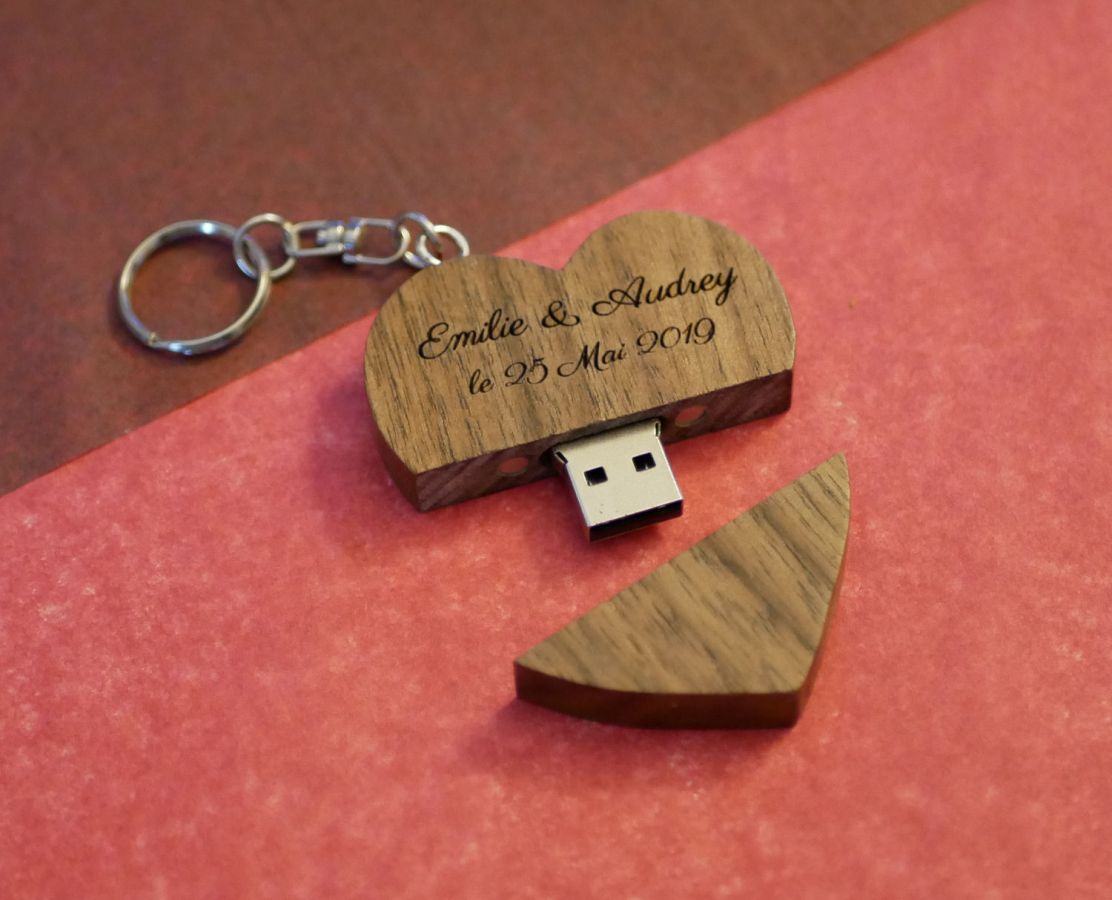 Hartvormige USB-sleutelhanger van donker hout om te personaliseren met een gravure