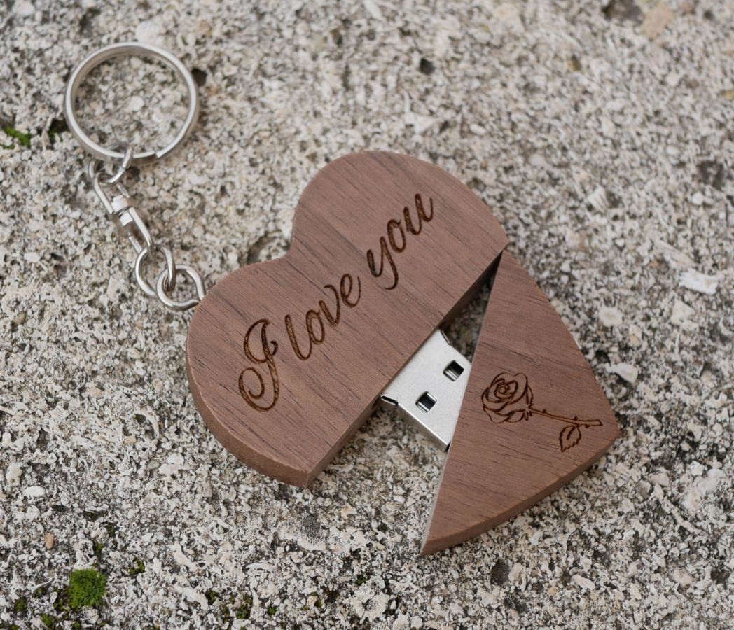 Hartvormige USB-sleutelhanger van donker hout om te personaliseren met een gravure