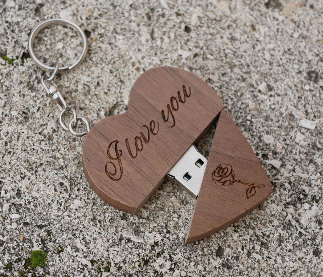Hartvormige USB-sleutelhanger van donker hout om te personaliseren met een gravure