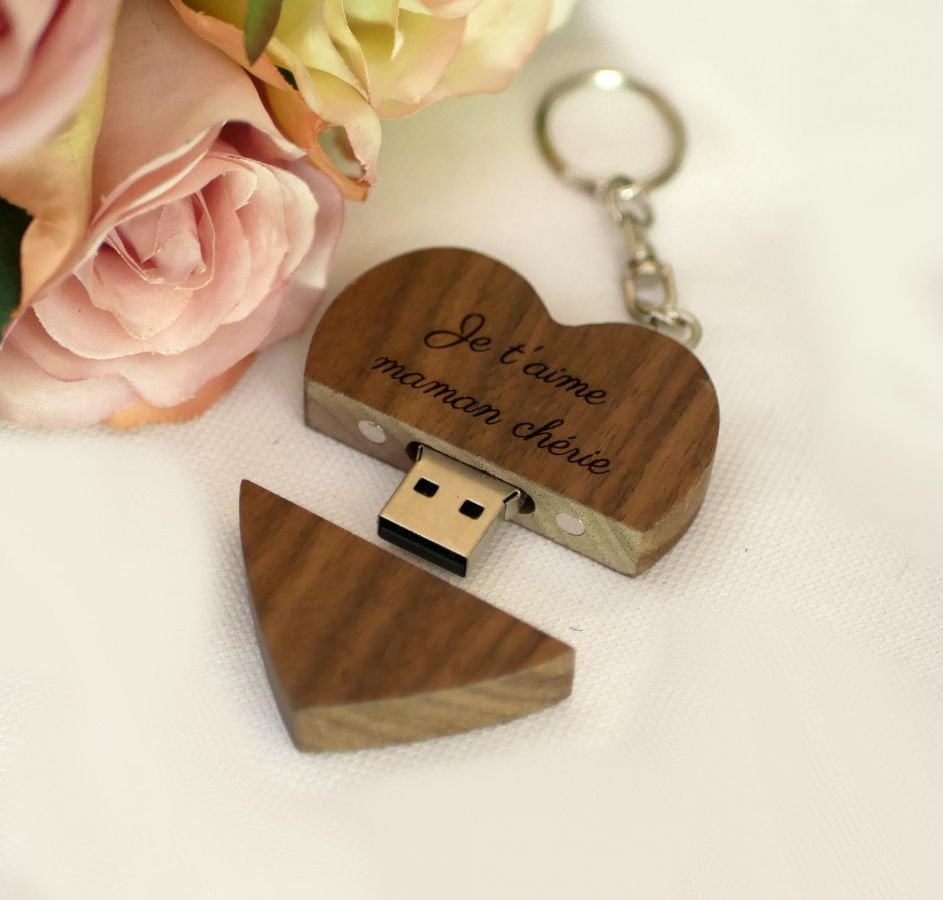 Hartvormige USB-sleutelhanger van donker hout om te personaliseren met een gravure