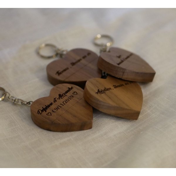 Hartvormige USB-sleutelhanger van donker hout om te personaliseren met een gravure