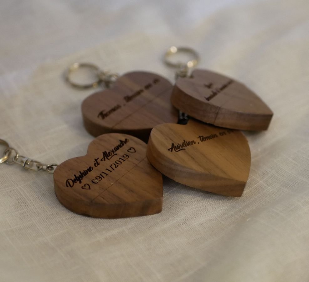 Hartvormige USB-sleutelhanger van donker hout om te personaliseren met een gravure