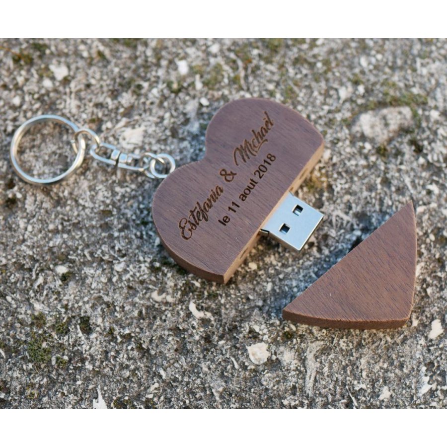 Hartvormige USB-sleutelhanger van donker hout om te personaliseren met een gravure