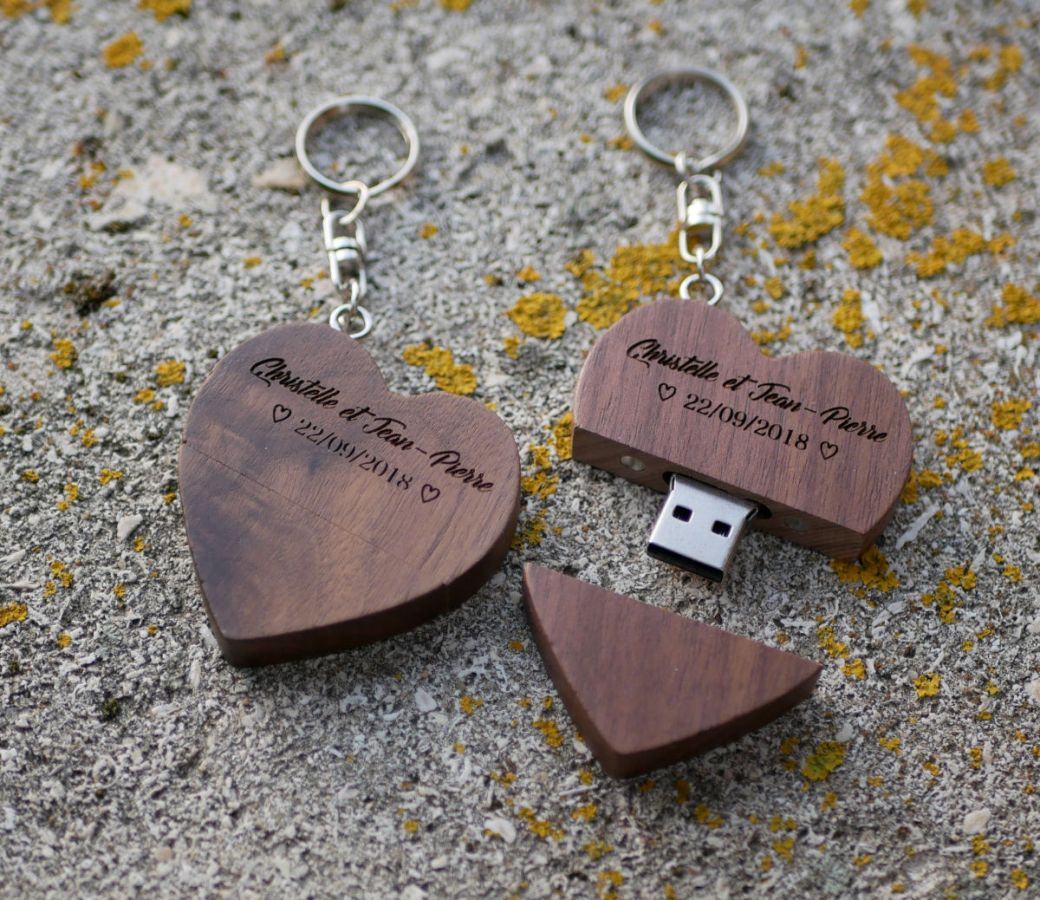 Hartvormige USB-sleutelhanger van donker hout om te personaliseren met een gravure