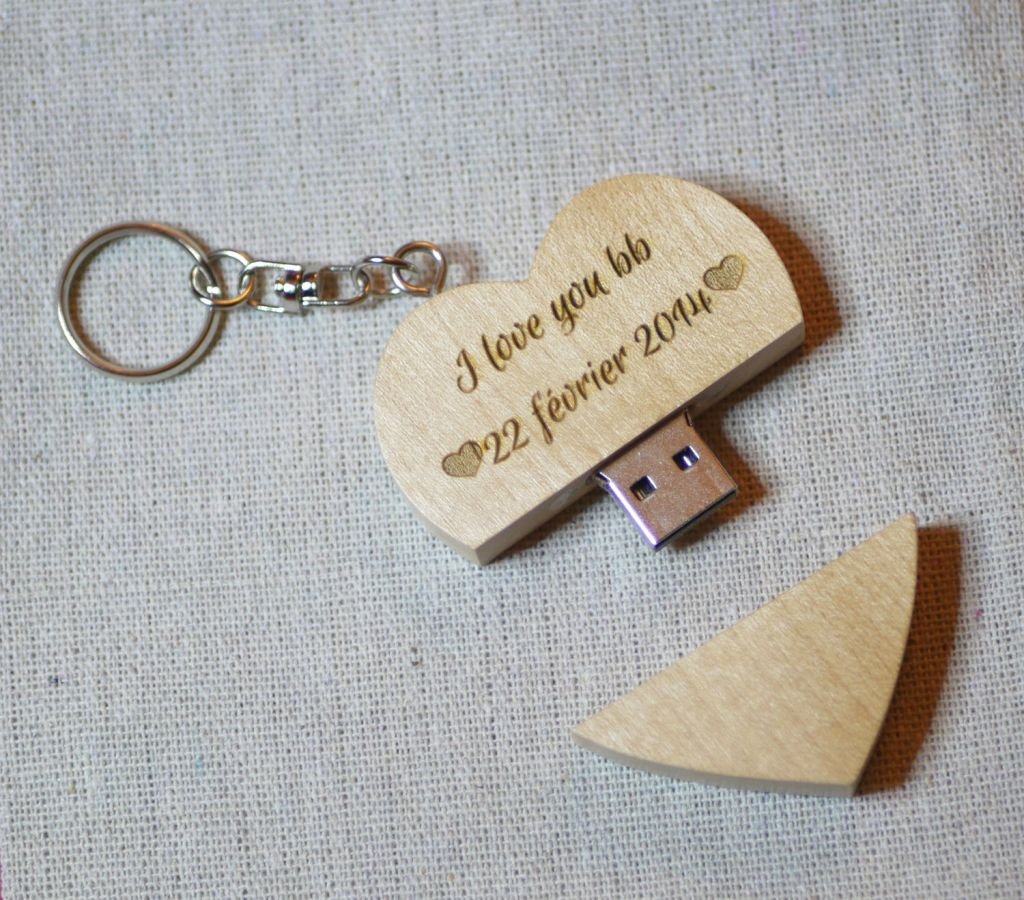 Gegraveerde houten hart USB-sleutelhanger om te personaliseren