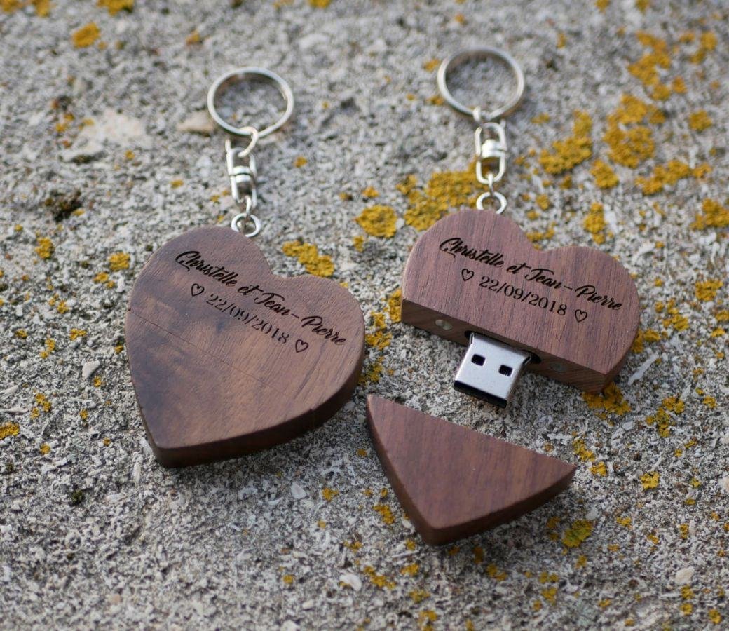 Hartvormige USB-sleutelhanger van donker hout om te personaliseren met een gravure