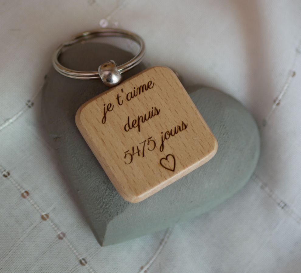 Vierkante houten sleutelhanger te personaliseren door gravure