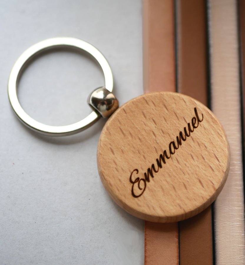 Ronde houten sleutelhanger te personaliseren door gravure
