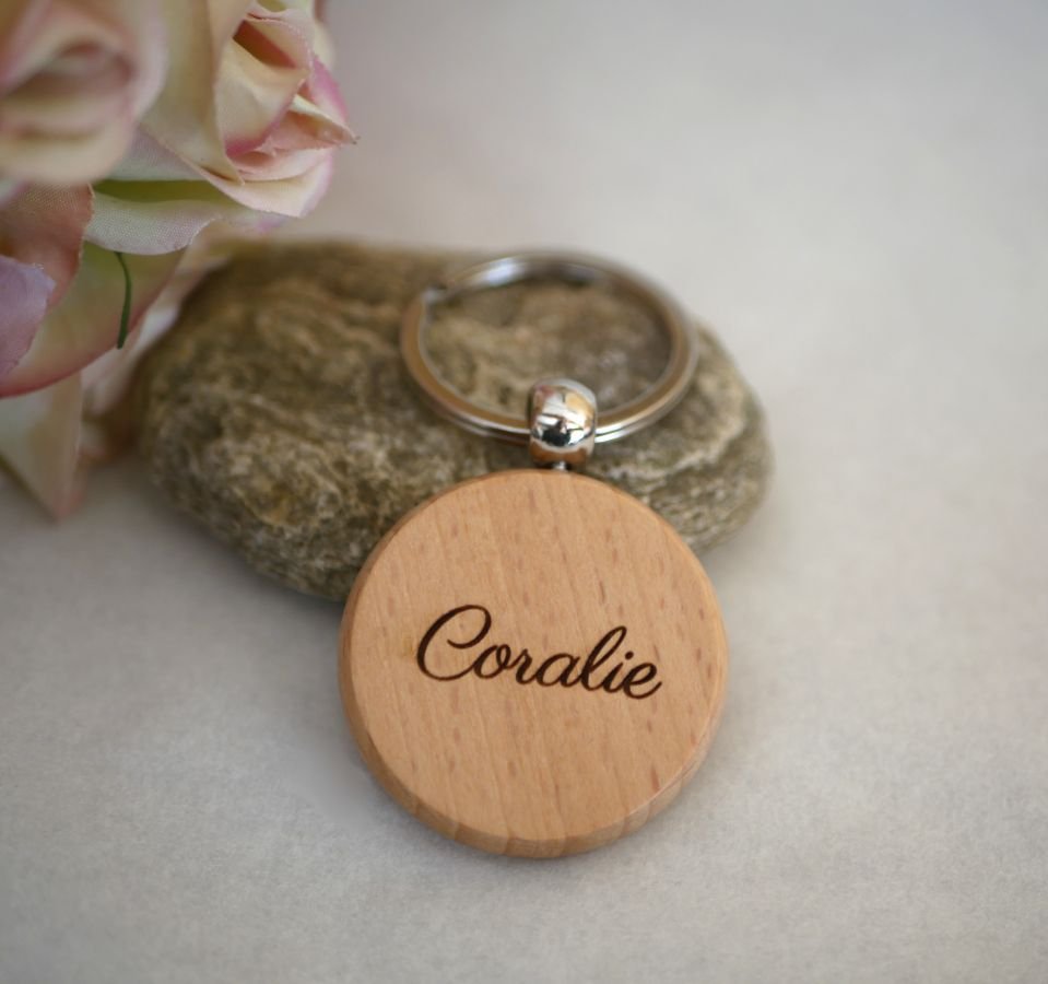 Ronde houten sleutelhanger te personaliseren door gravure