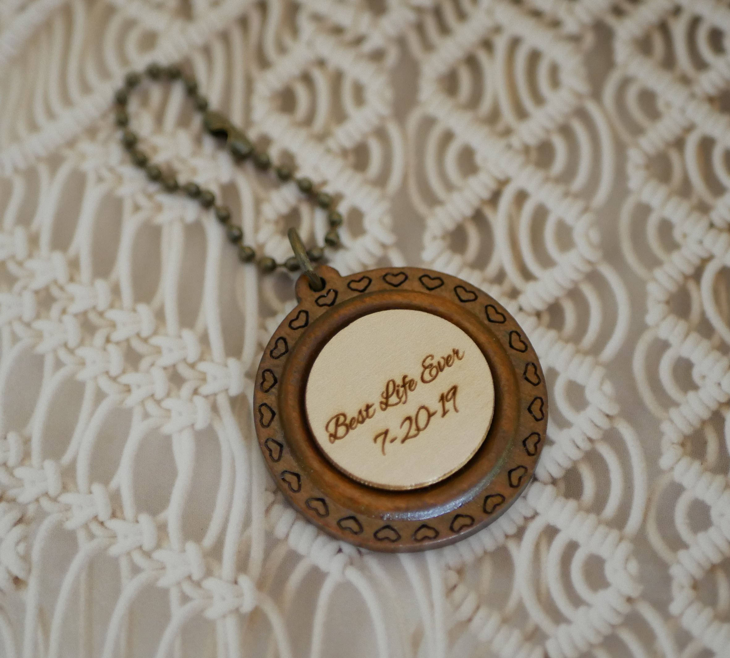 Houten cabochon sleutelhanger op rond kersenhouten frame om te personaliseren door graveren