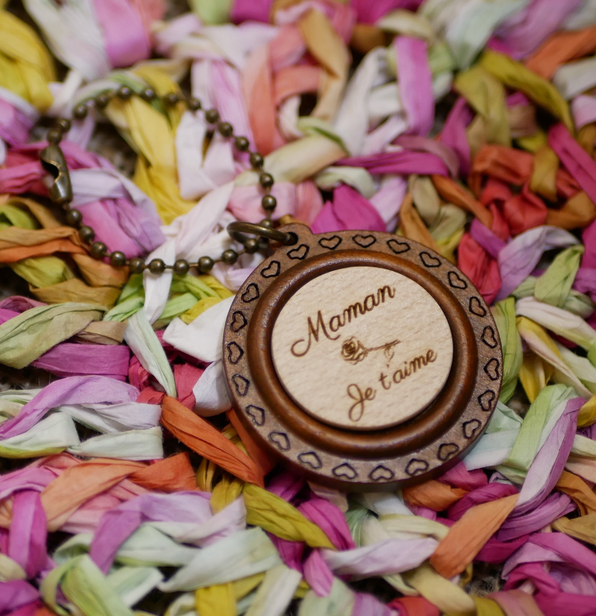 Houten cabochon sleutelhanger op rond kersenhouten frame om te personaliseren door graveren