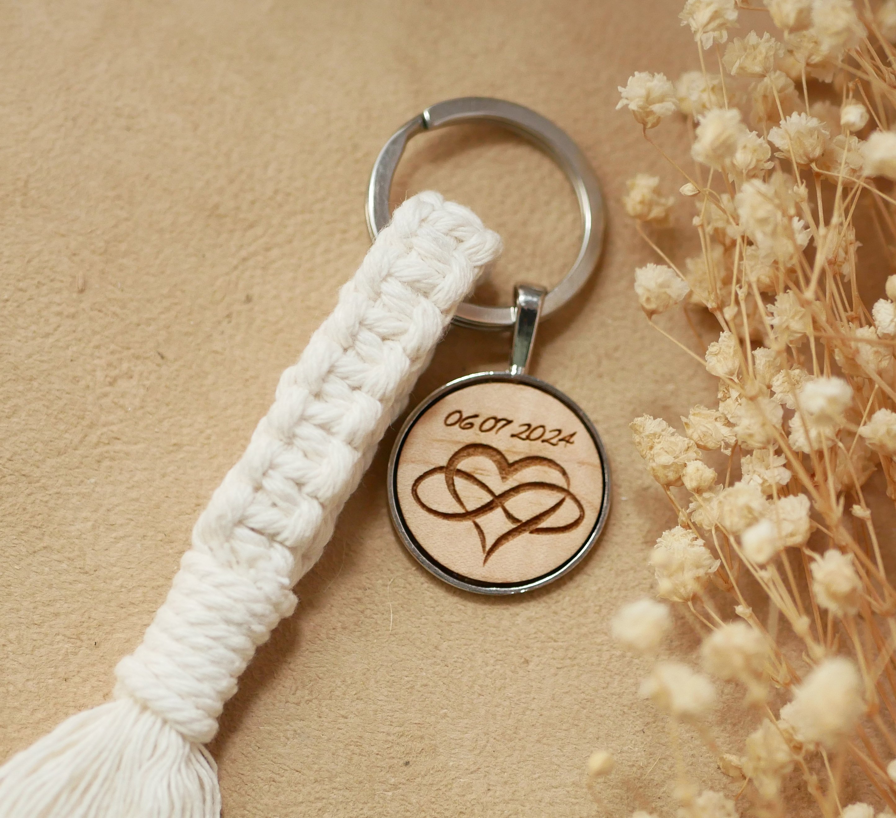 Sleutelhanger met gepersonaliseerde houten cabochon en macraméversiering in verschillende kleuren 