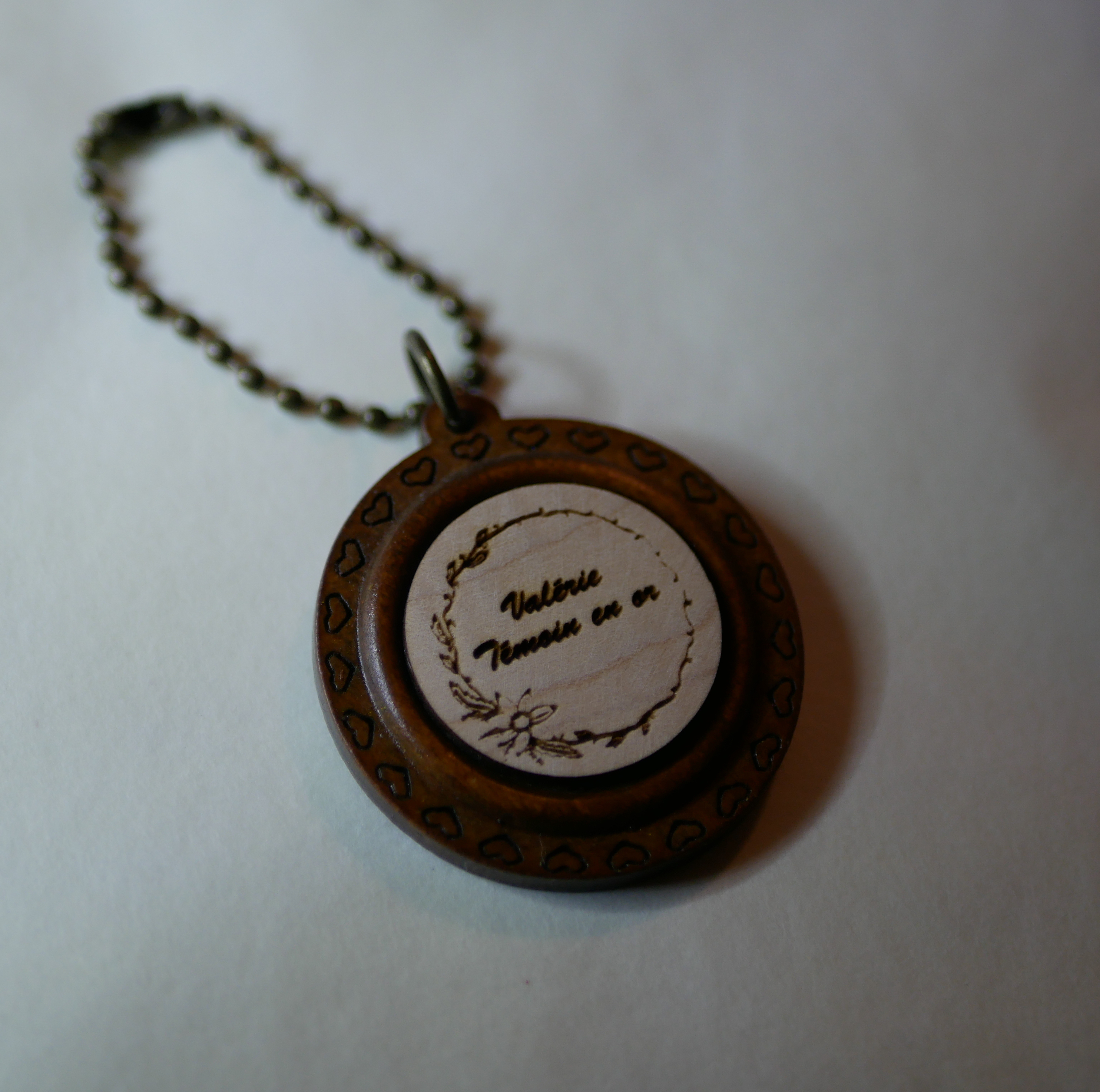 Houten cabochon sleutelhanger op rond kersenhouten frame om te personaliseren door graveren