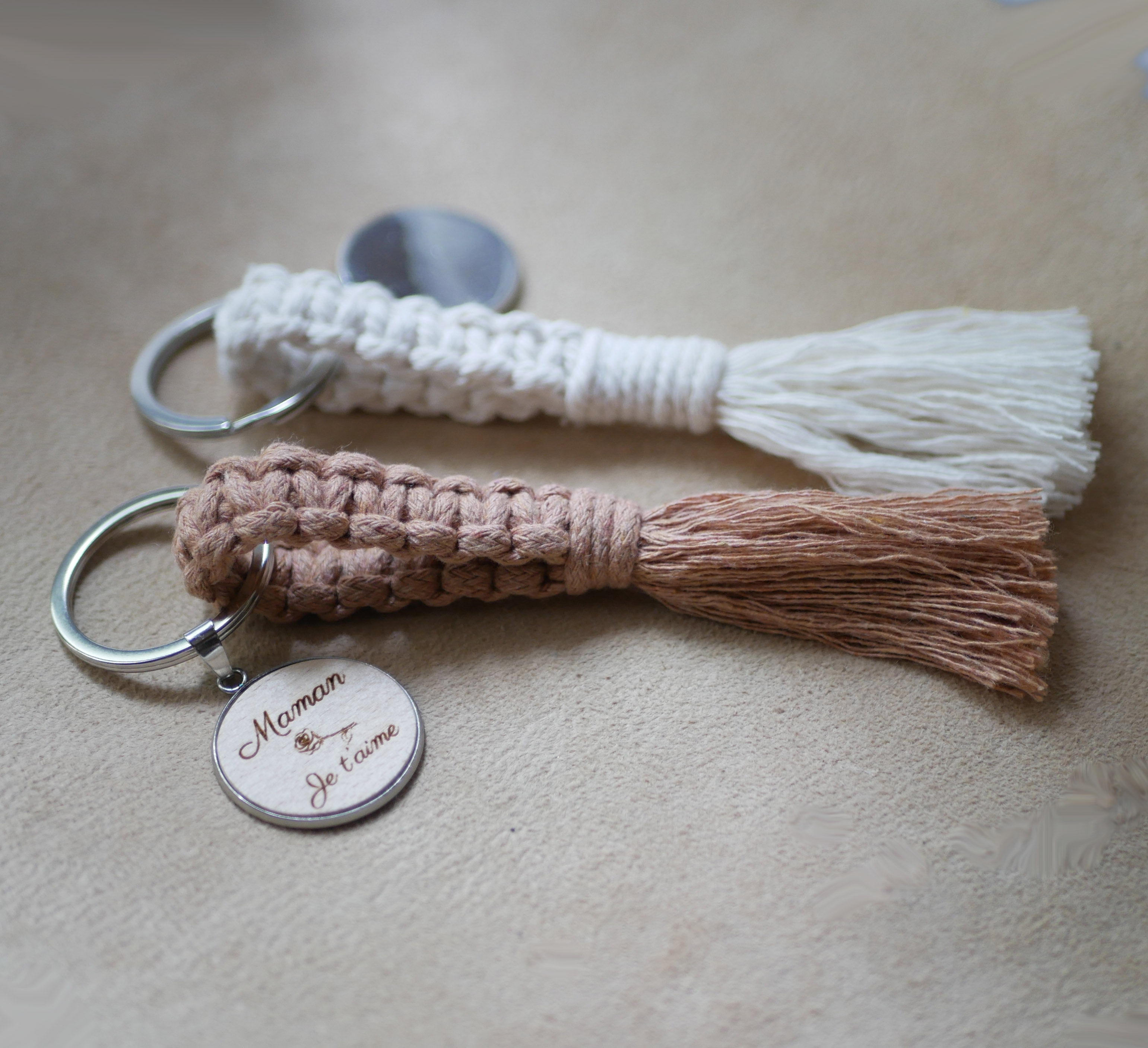 Sleutelhanger met gepersonaliseerde houten cabochon en macraméversiering in verschillende kleuren 