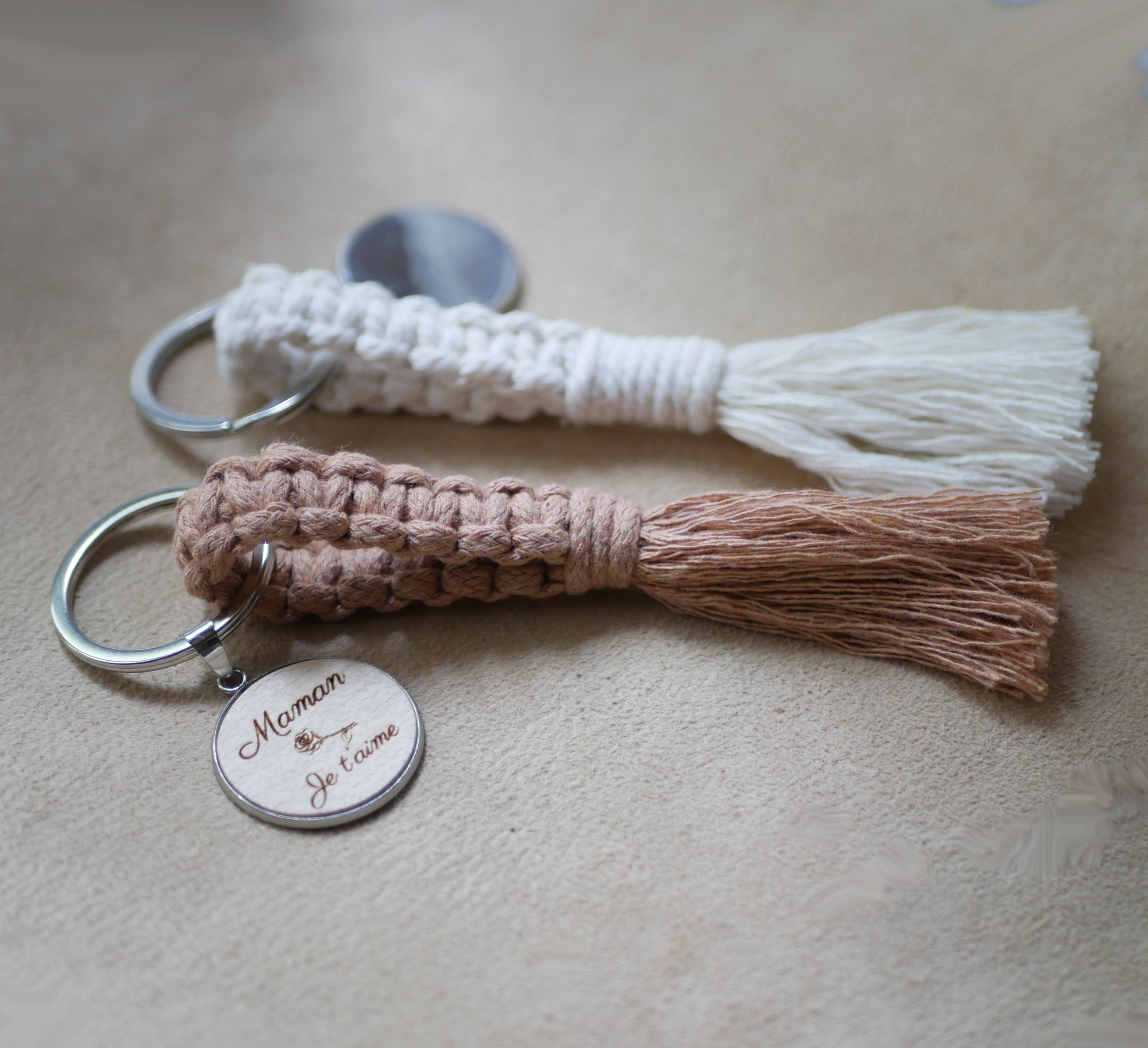 Sleutelhanger met gepersonaliseerde houten cabochon en macram&eacute;versiering in verschillende kleuren 