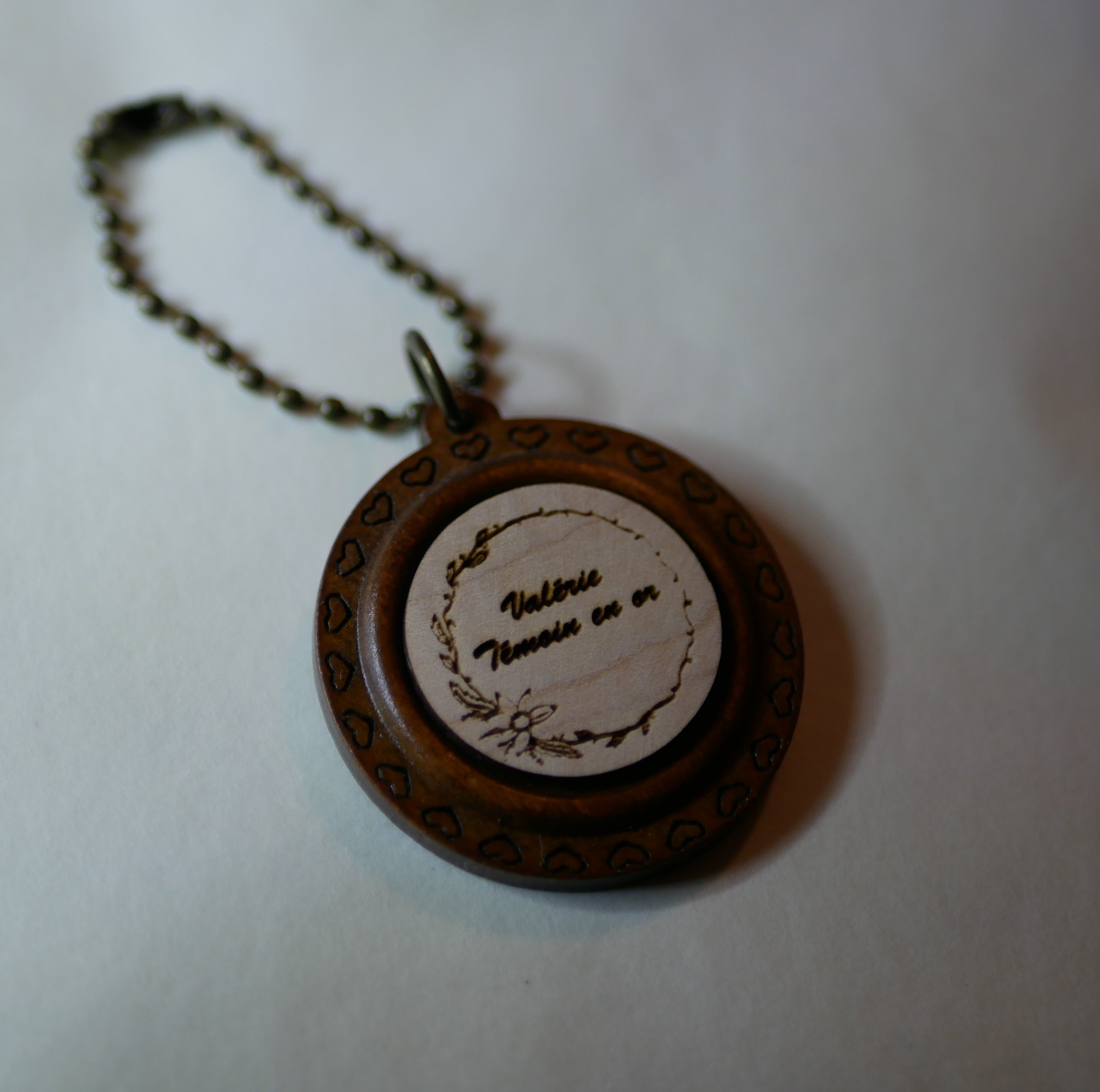 Houten cabochon sleutelhanger op rond kersenhouten frame om te personaliseren door graveren