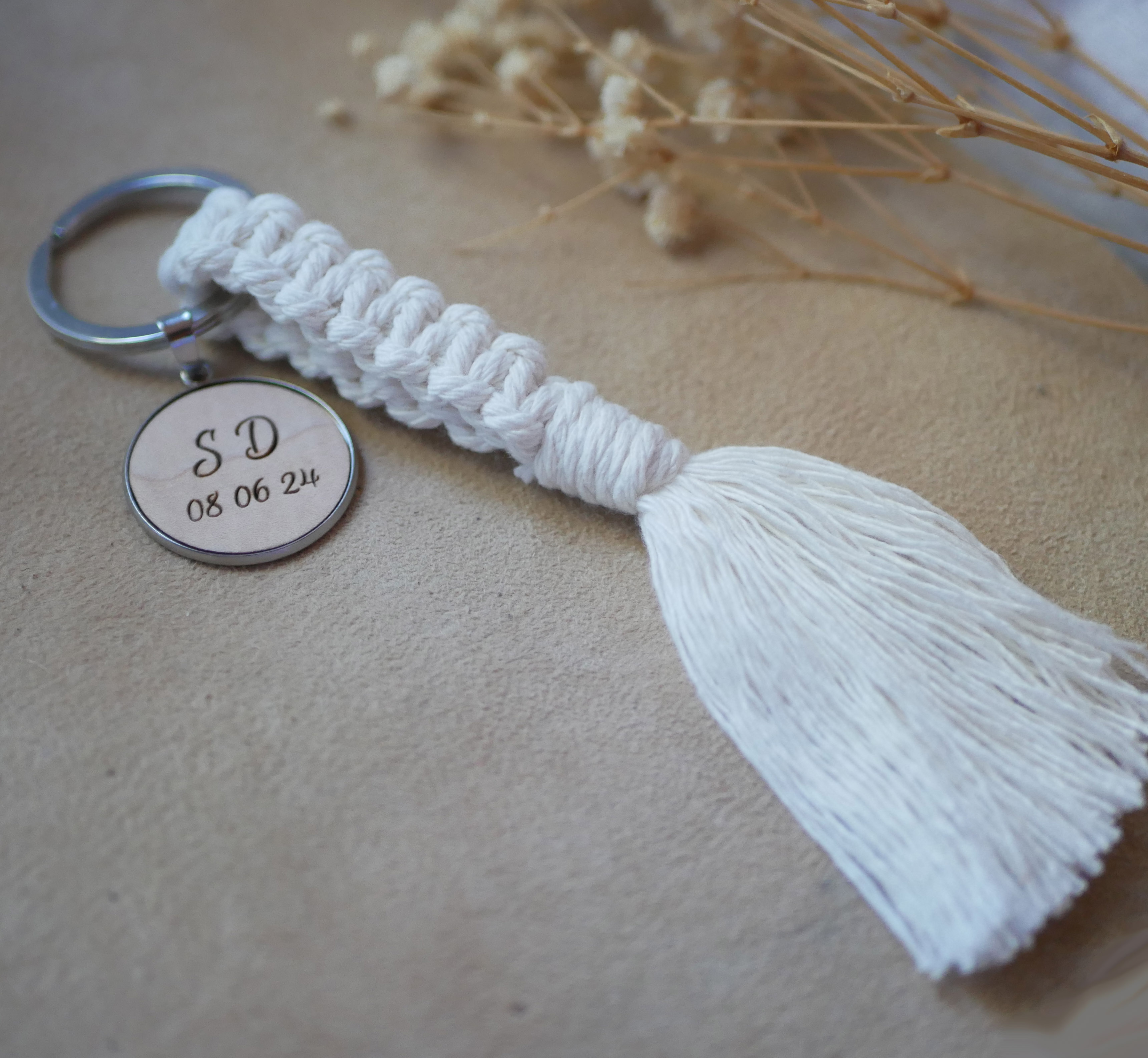 Sleutelhanger met gepersonaliseerde houten cabochon en macraméversiering in verschillende kleuren 
