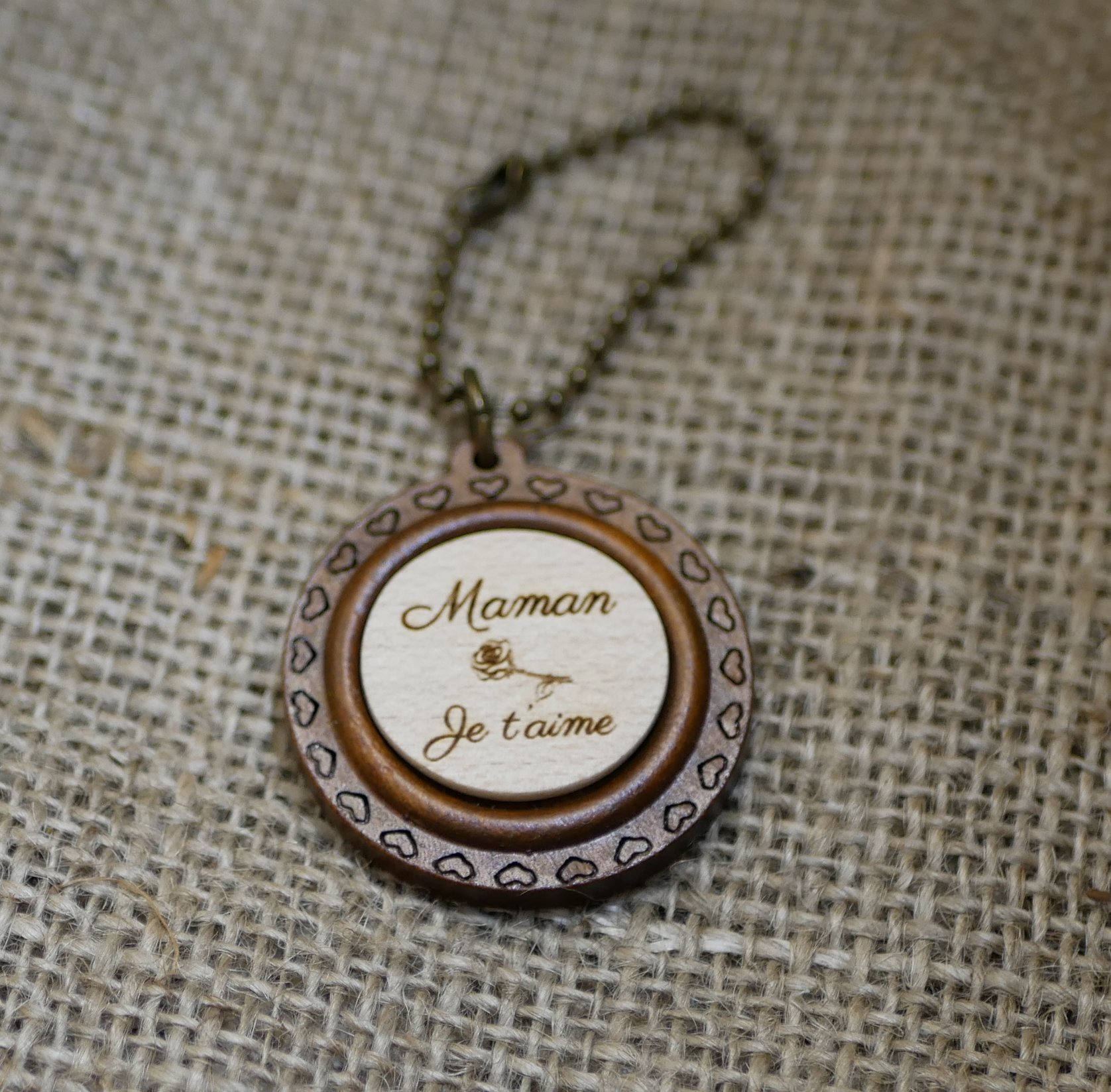 Houten cabochon sleutelhanger op rond kersenhouten frame om te personaliseren door graveren