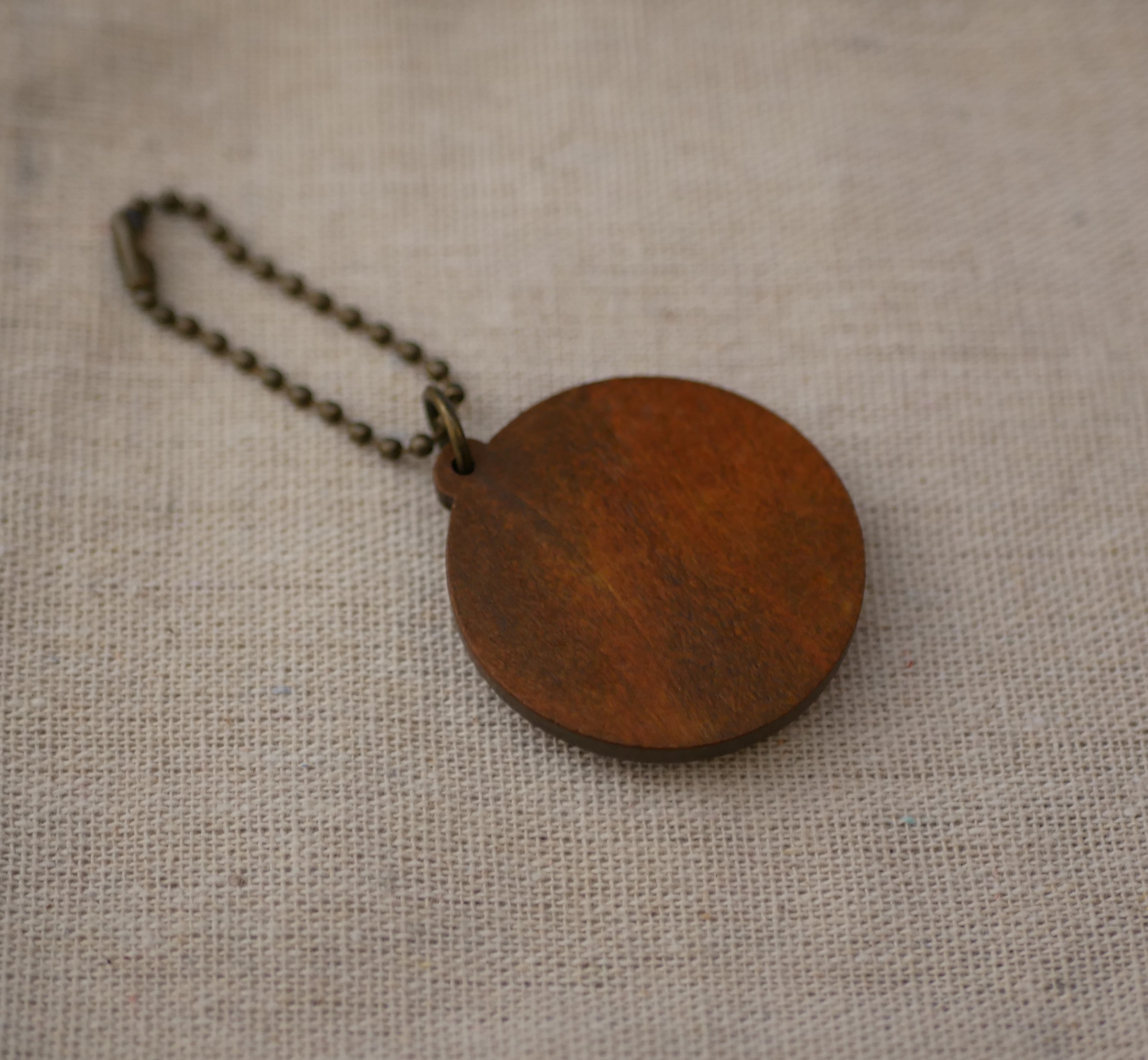 Houten cabochon sleutelhanger op rond kersenhouten frame om te personaliseren door graveren