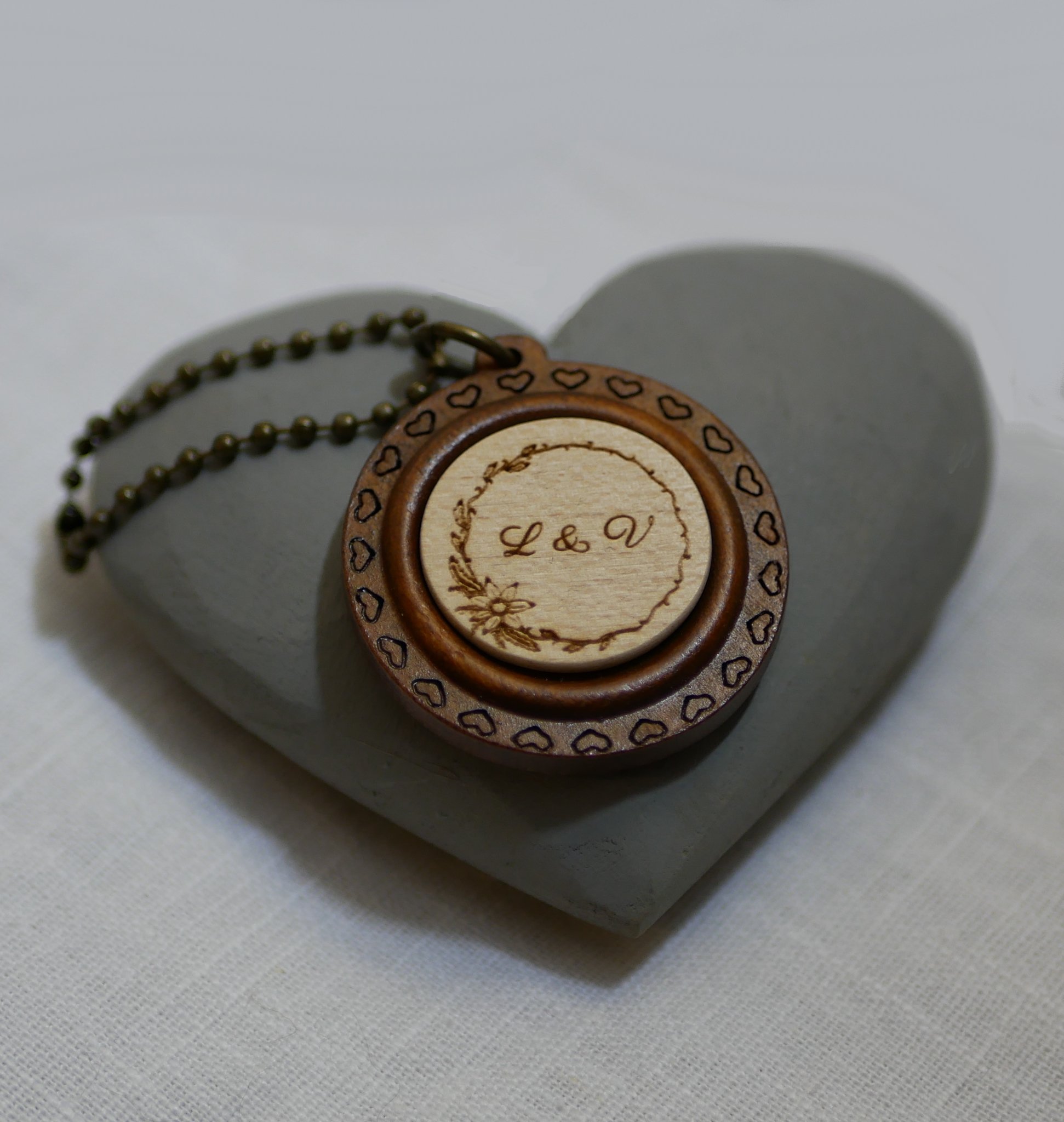 Houten cabochon sleutelhanger op rond kersenhouten frame om te personaliseren door graveren