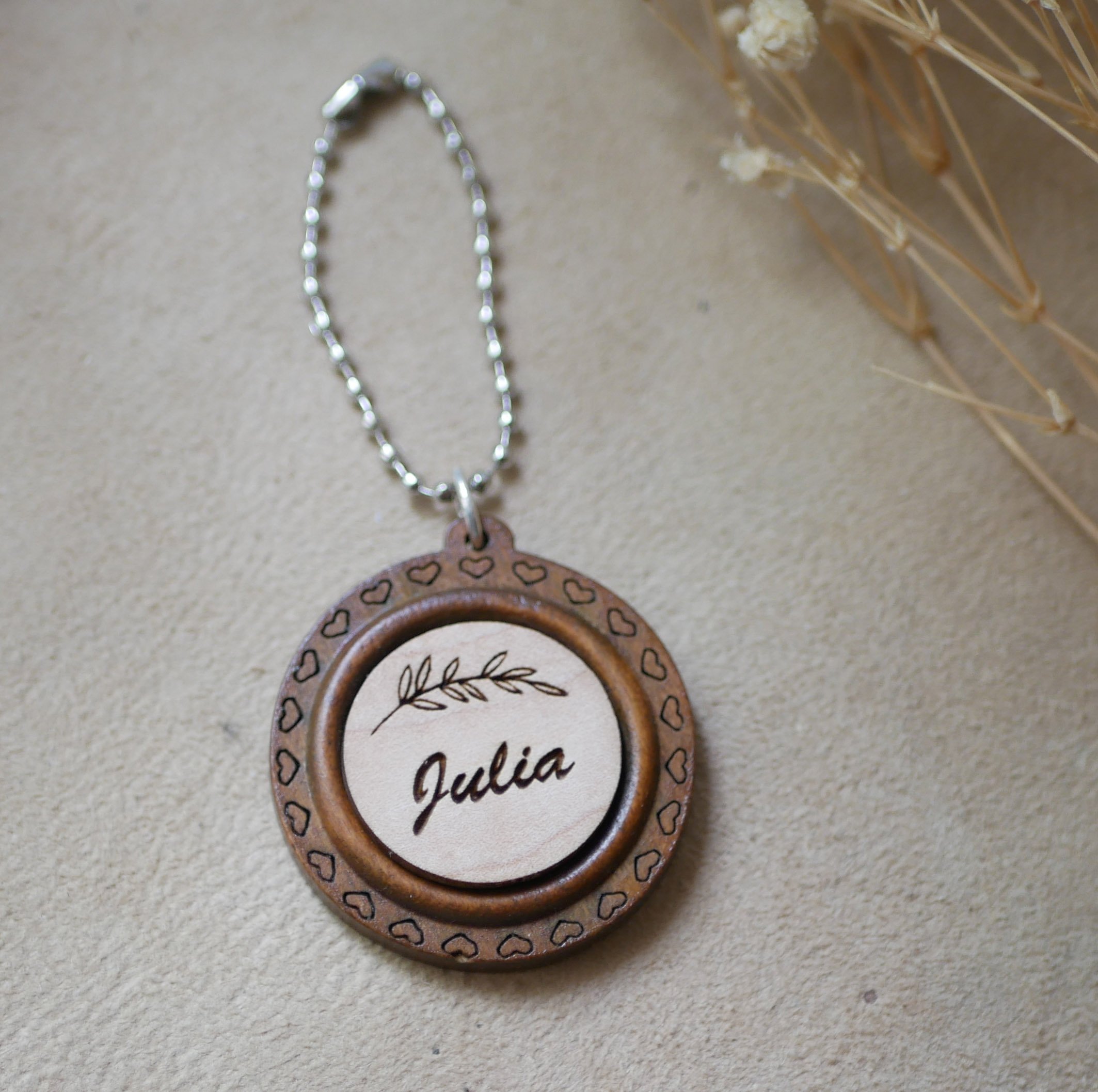 Houten cabochon sleutelhanger op rond kersenhouten frame om te personaliseren door graveren