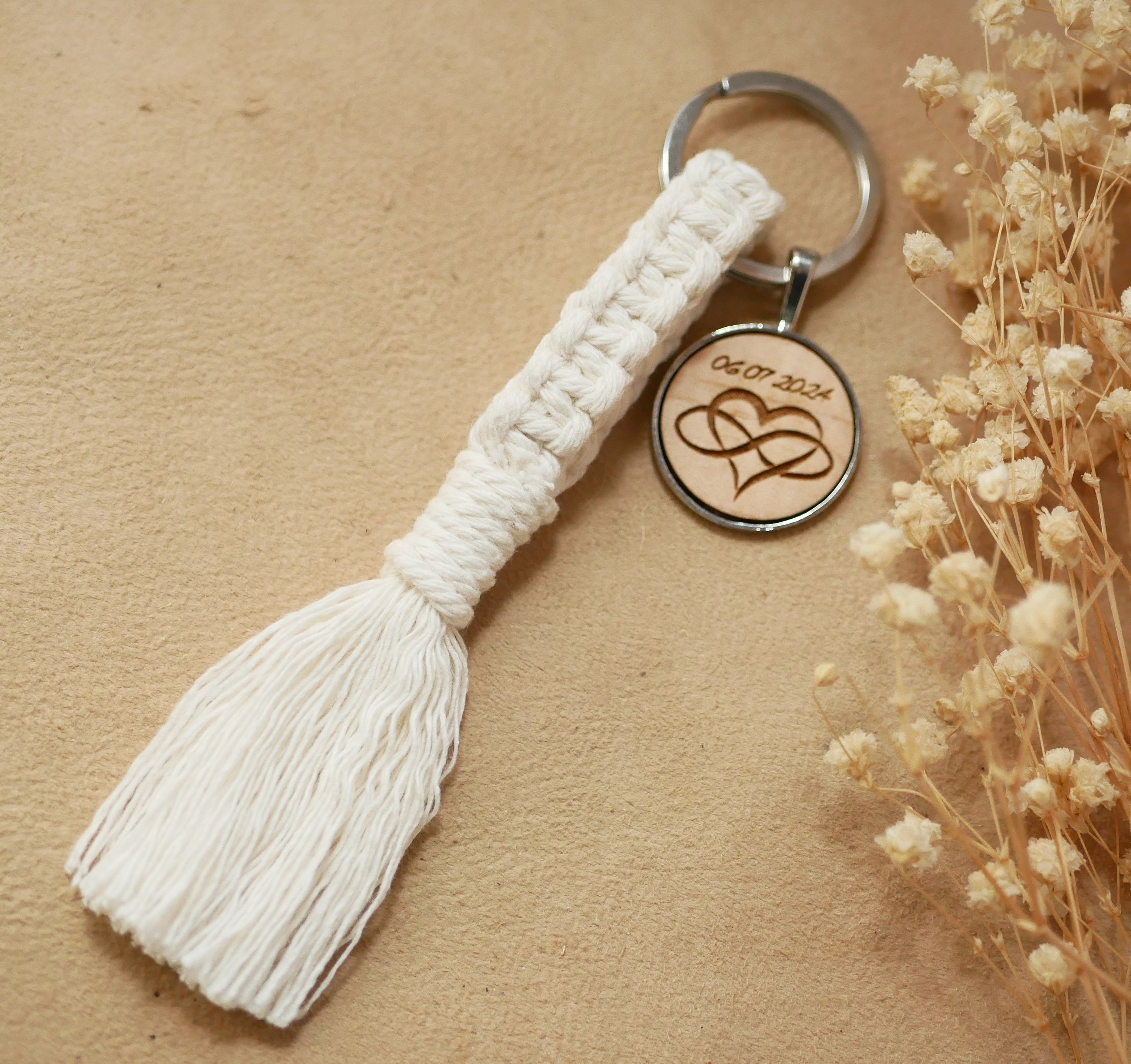 Sleutelhanger met gepersonaliseerde houten cabochon en macraméversiering in verschillende kleuren 