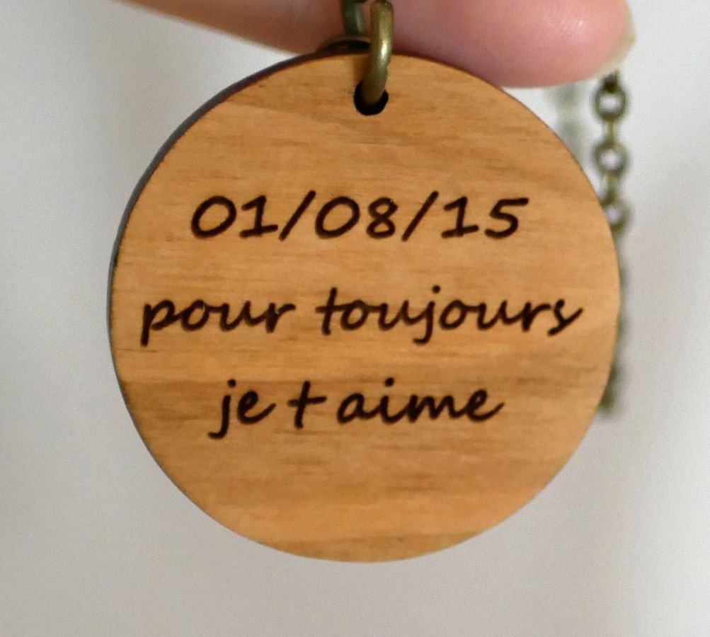 Sleutelhanger met parel en rond bedeltje in kersenhout, te personaliseren door gravure