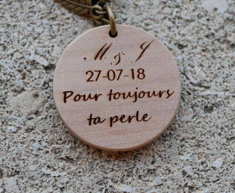 Sleutelhanger met parel en rond bedeltje in kersenhout, te personaliseren door gravure